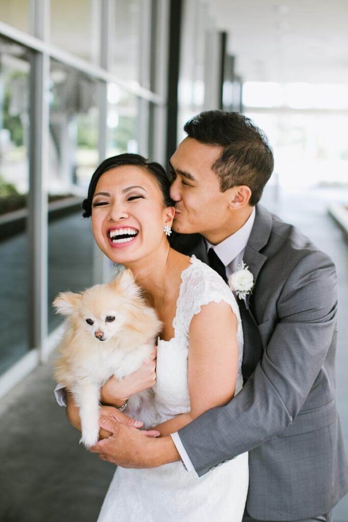 Het perfecte huwelijksaanzoek met je huisdieren. Bruidspaar met hond.