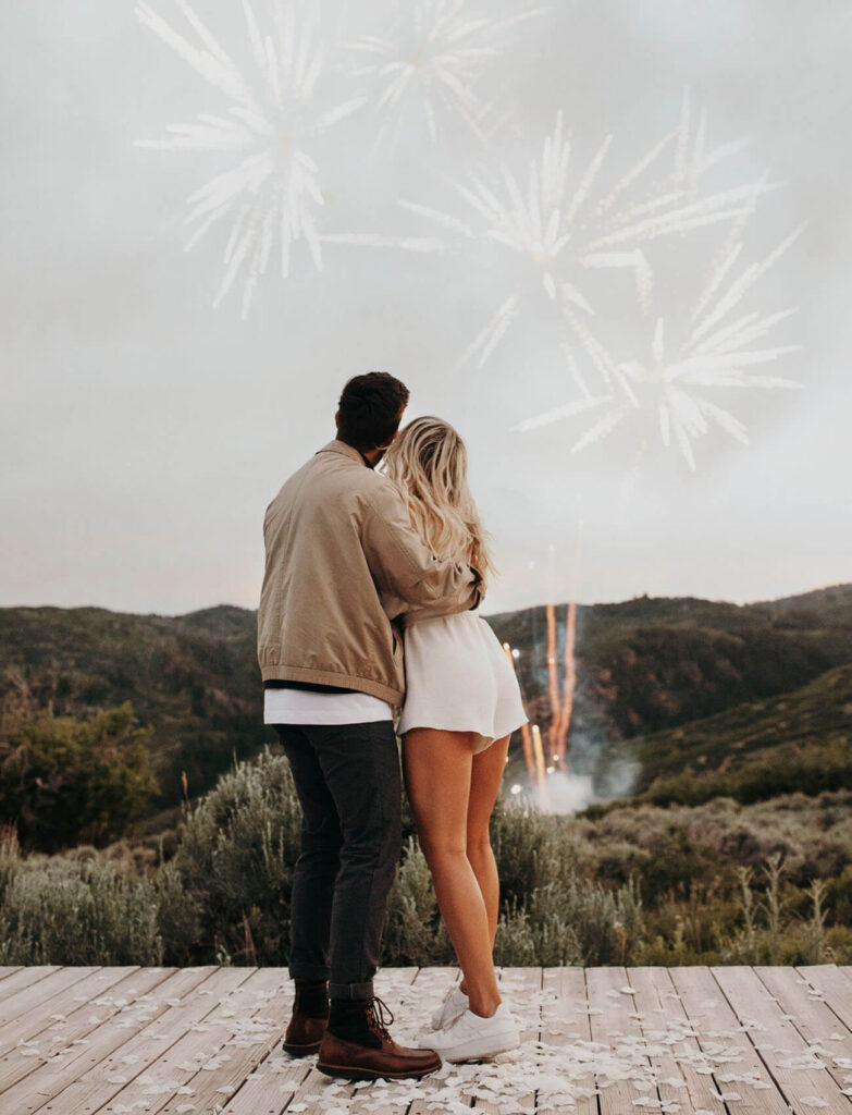 Het perfecte huwelijksaanzoek waarbij de verloofden naar vuurwerk kijken. 