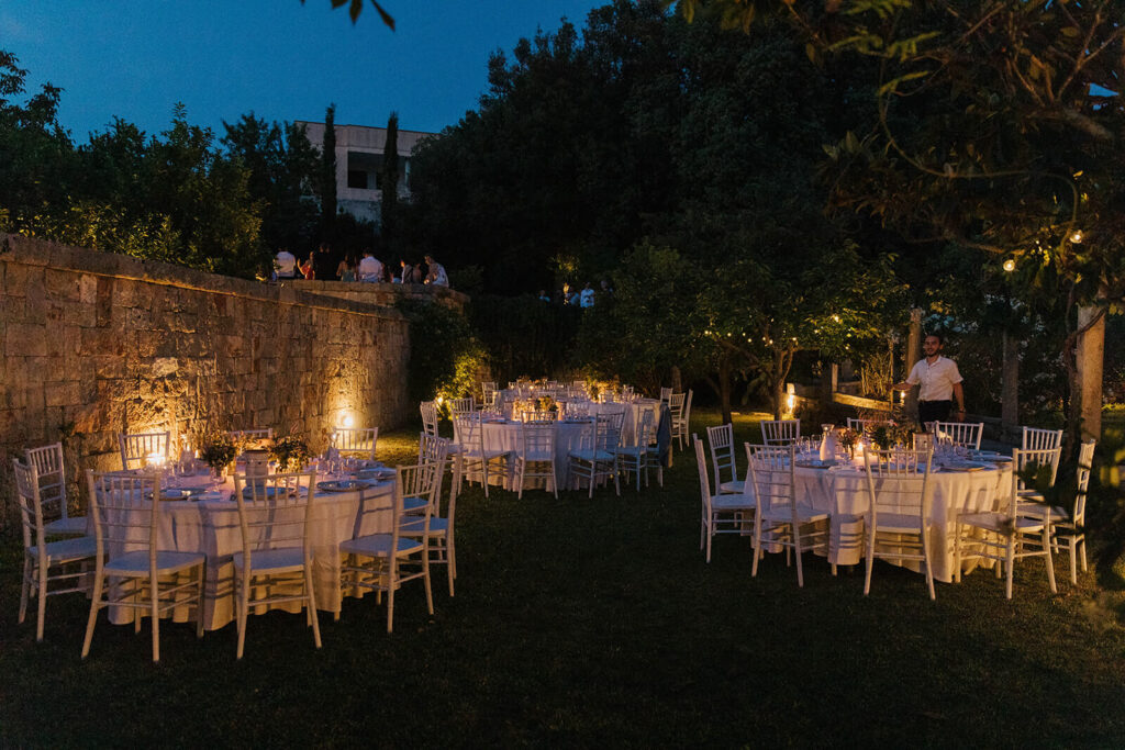 Trouwen in Italië met een avondfeest in de tuin bij kaarslicht. 
