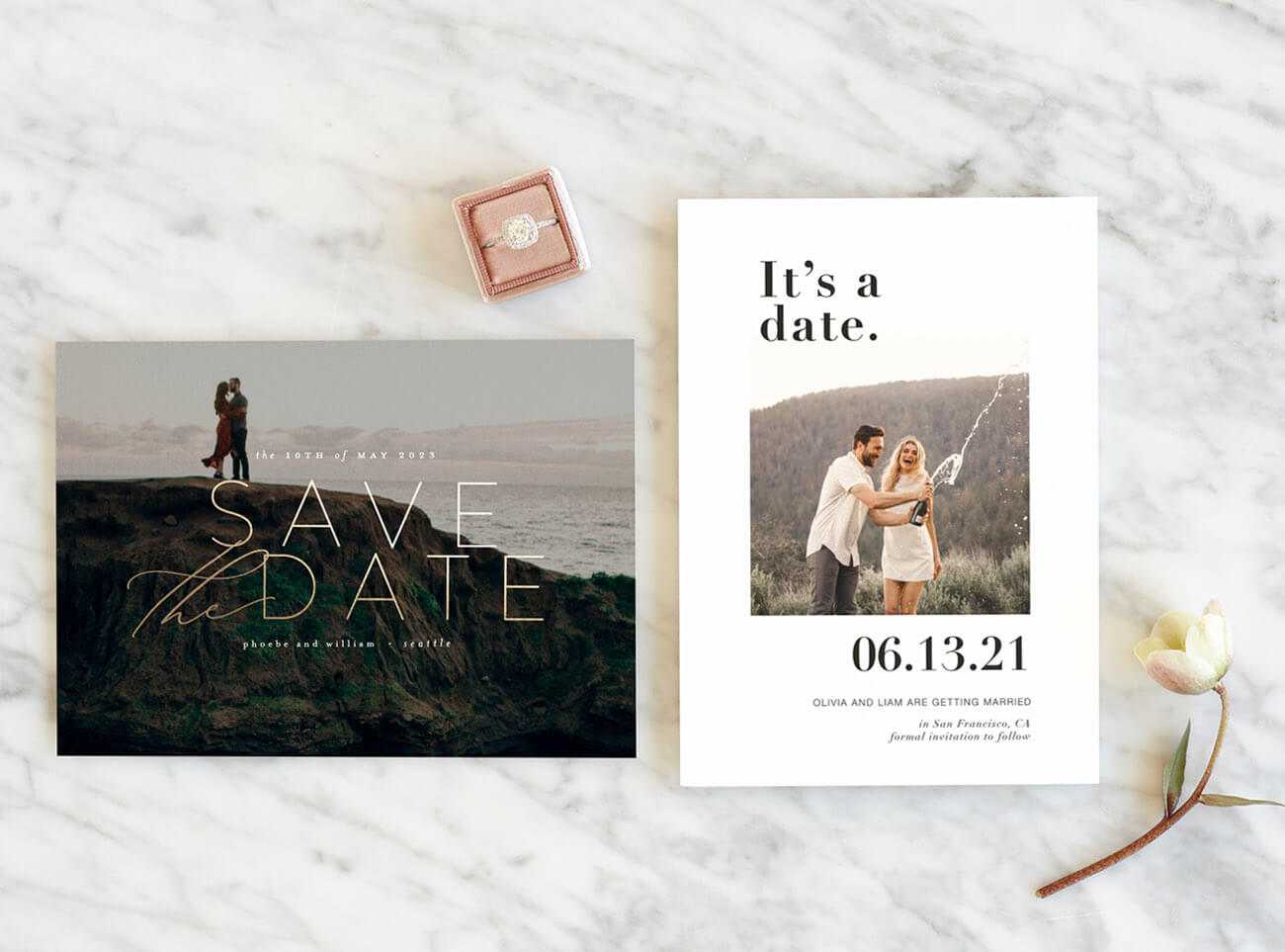 Wanneer stuur je een save the date? Witte kaart met foto van koppel en verlovingsring