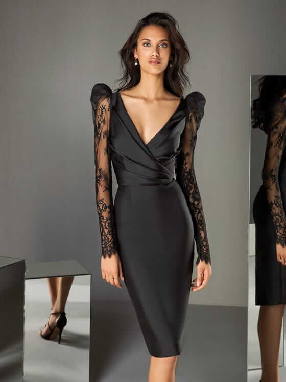 Mag je zwart dragen naar een bruiloft?Zwarte cocktailjurk met lange, kanten pofmouwen en een diepe V-hals. De jurk is gemaakt uit satijn. 