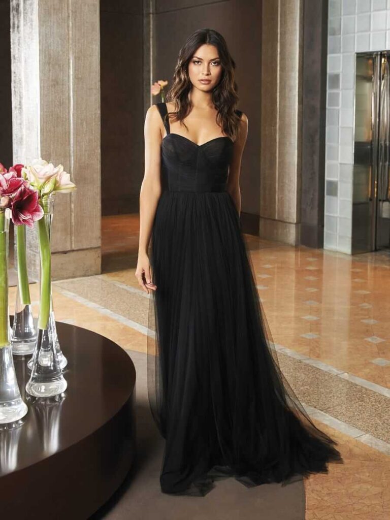 Mag je zwart dragen naar een bruiloft?Zwarte, lange jurk met sweetheart neckline en een rok in tule. 