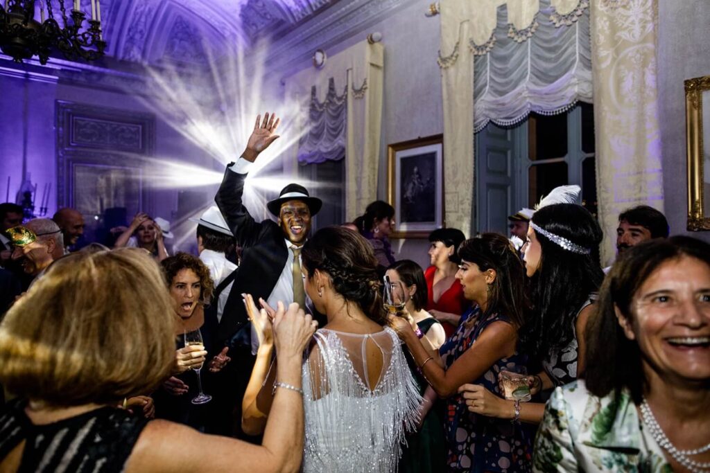 Laatste dans op trouwfeest: de huwelijksgasten zijn verkleed en dansen erop los.