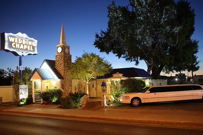 Trouwen in Las Vegas zoals Kourtney Kardashian. Een typisch wedding chapel met voor de deur een witte limousine geparkeerd. 