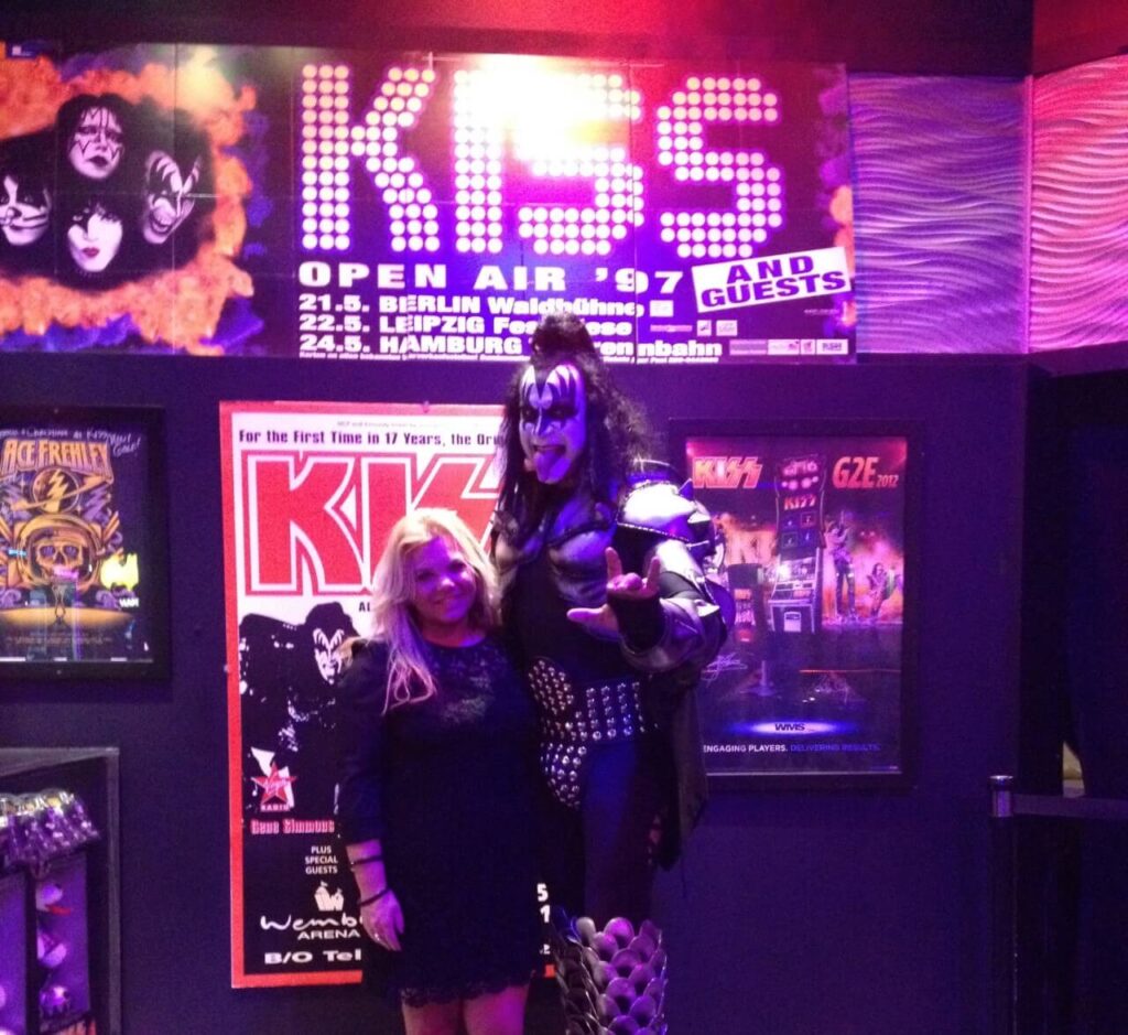 Trouwen in Las Vegas zoals Kourtney Kardashian. Journalist met een wedding celebrant verkleed als de frontman van de rockgroep KISS.