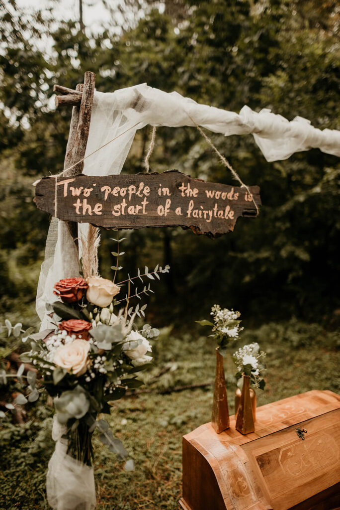 Trouwen in het bos tijdens een persoonlijke huwelijksceremonie en mooie decoratie die past bij het bos. 