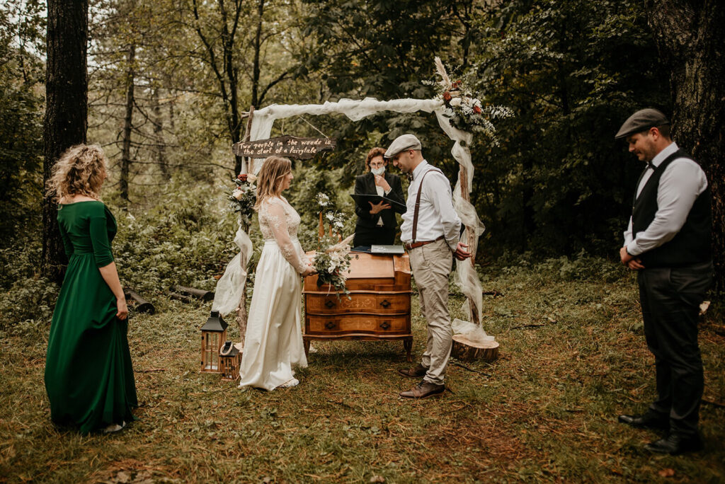 Trouwen in het bos tijdens een persoonlijke huwelijksceremonie met een ceremoniespreker.