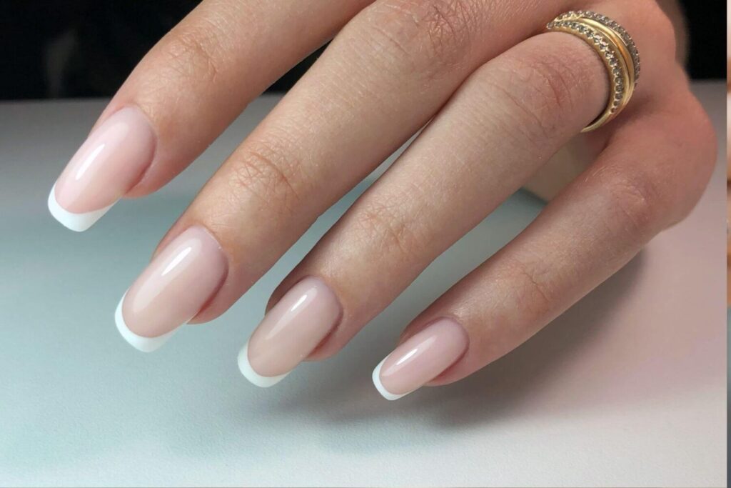 perfecte bruidsnagels in een lichtroze kleur met French manicure.
