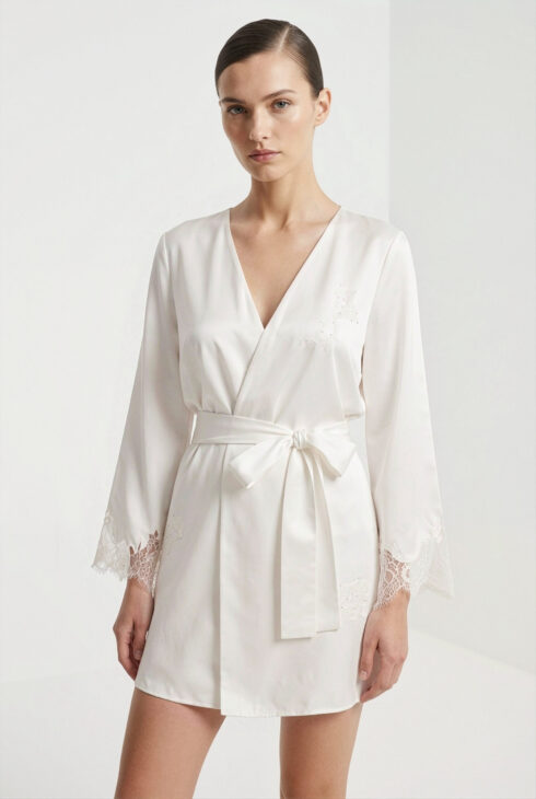 Witte satijnen kimono met kant omboorde mouwen  