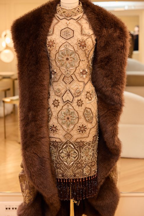 Ecru avondjurk met art deco-details bont uit de Saiid Kobeisy herfst-wintercollectie